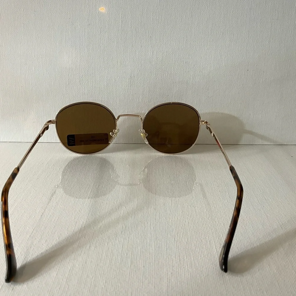 Chic Gold Sunglasses with Brown Lenses